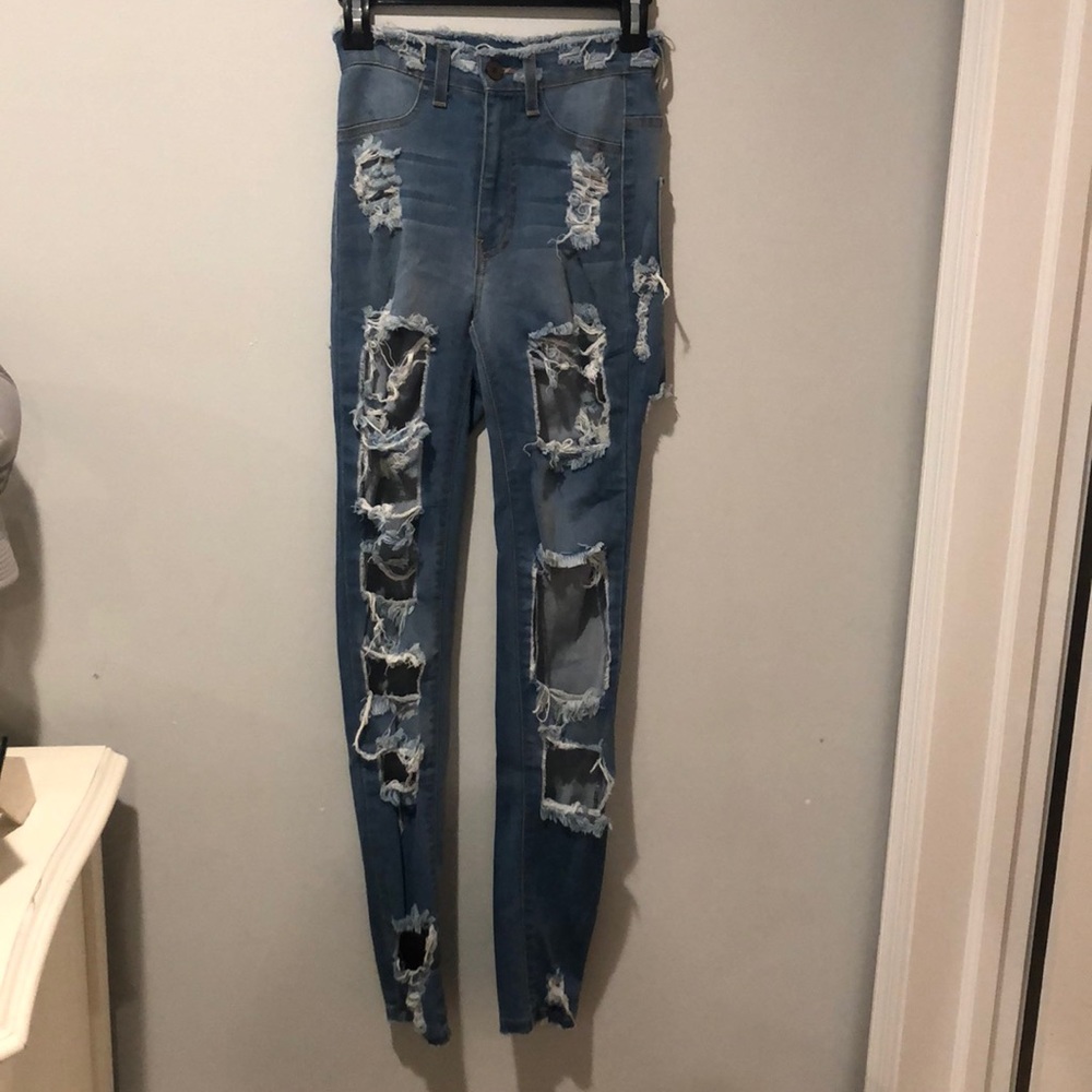 Distressed high wasted right jeans!!